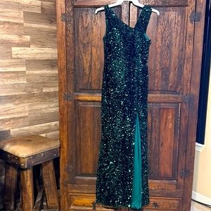 Emerald green with slit size small.
